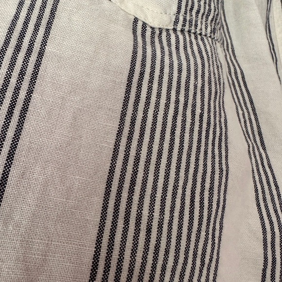 Eddie Bauer | Blue & White Striped Linen Blend Shorts with Belt - Picture 8 of 10